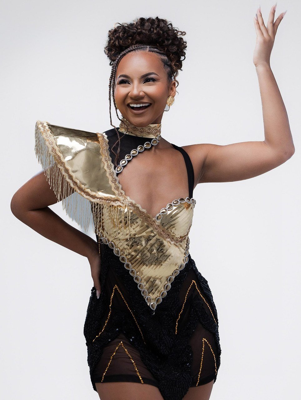 Rainha de bateria Rayane Dumont transforma trajetória na comunidade de Maricá em inspiração para jovens passistas