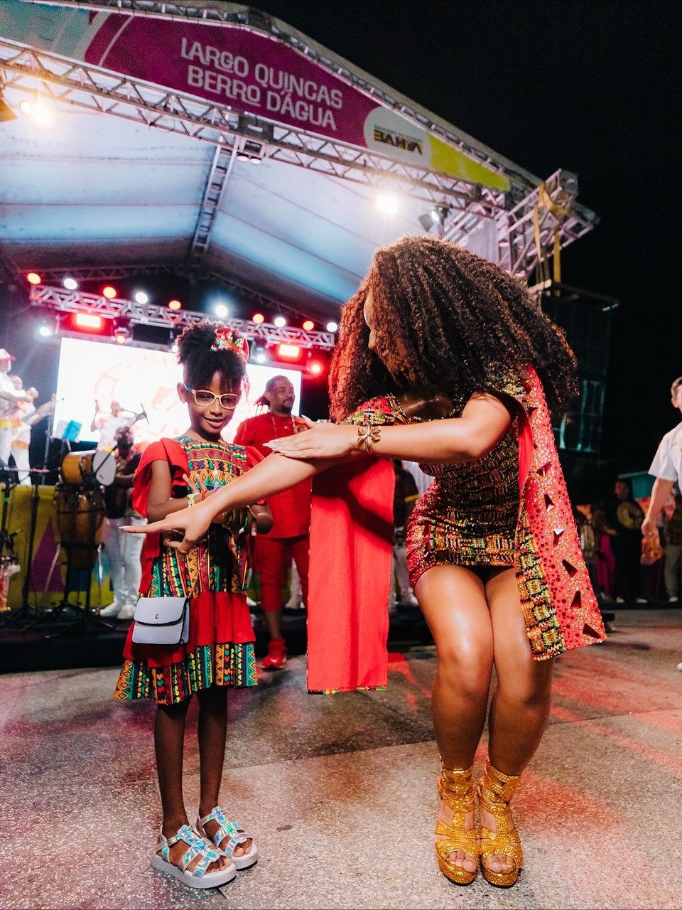 Rainha de bateria Rayane Dumont transforma trajetória na comunidade de Maricá em inspiração para jovens passistas