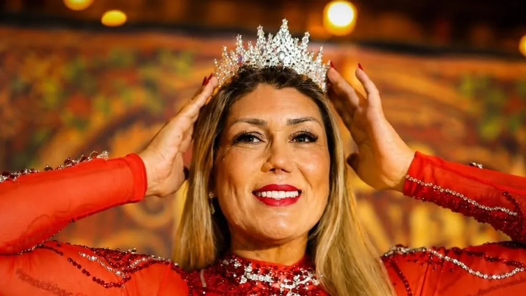 Claudia Rodrigues é a nova Rainha de Bateria da Alegria do Vilar para o Carnaval 2027