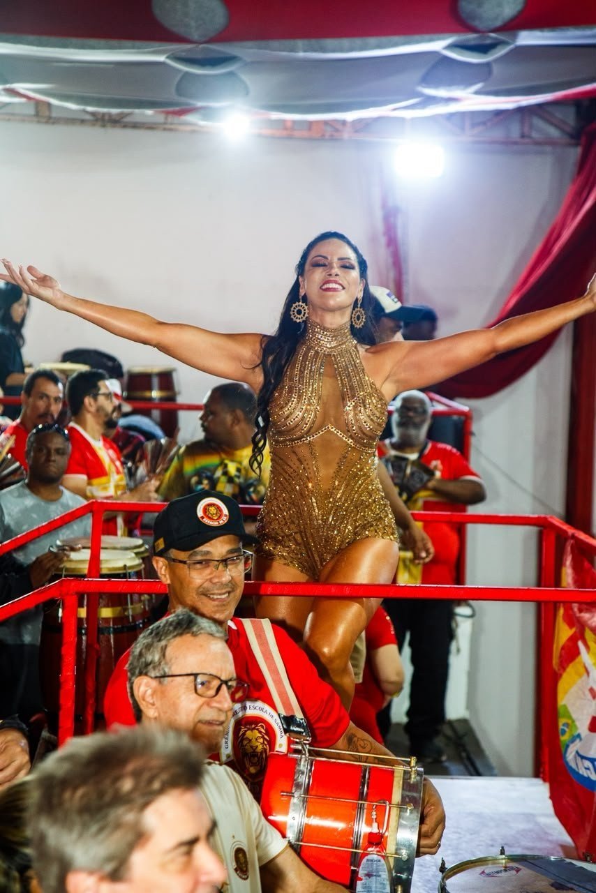 CARNAVAL: Alice Alves aposta em figurino dourado e intensifica preparação para o Carnaval 2027