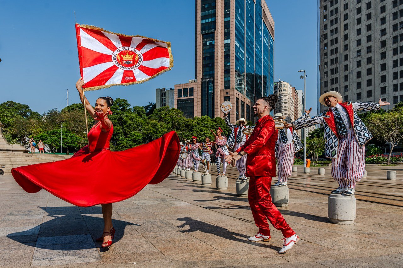Com flash mob, Rio Carnaval anuncia que os sambas de 2027 vêm aí: álbum sai em 29 de outubro
