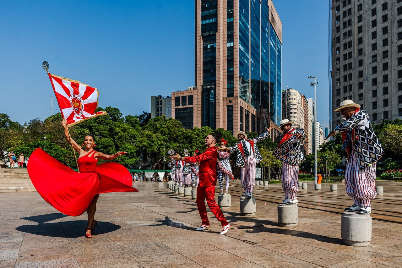 Com flash mob, Rio Carnaval anuncia que os sambas de 2027 vêm aí: álbum sai em 29 de outubro