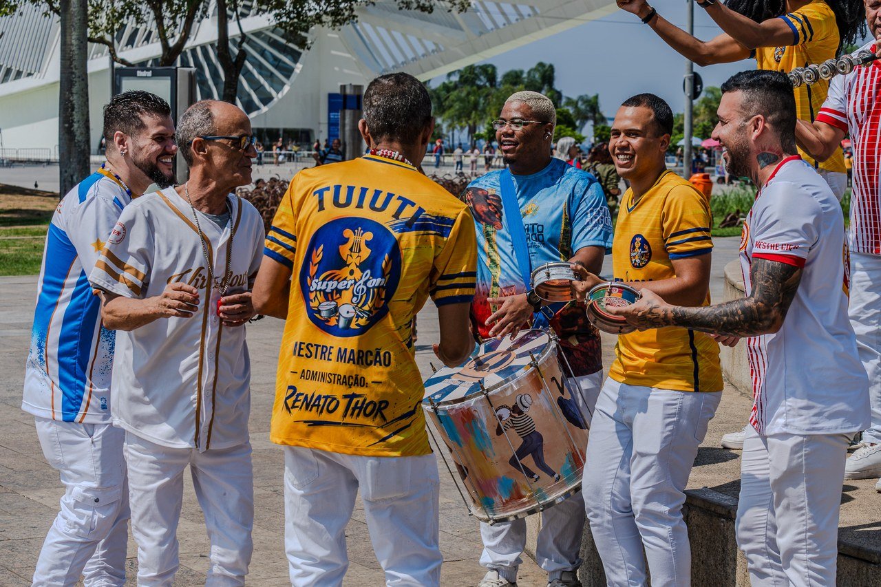 Com flash mob, Rio Carnaval anuncia que os sambas de 2027 vêm aí: álbum sai em 29 de outubro
