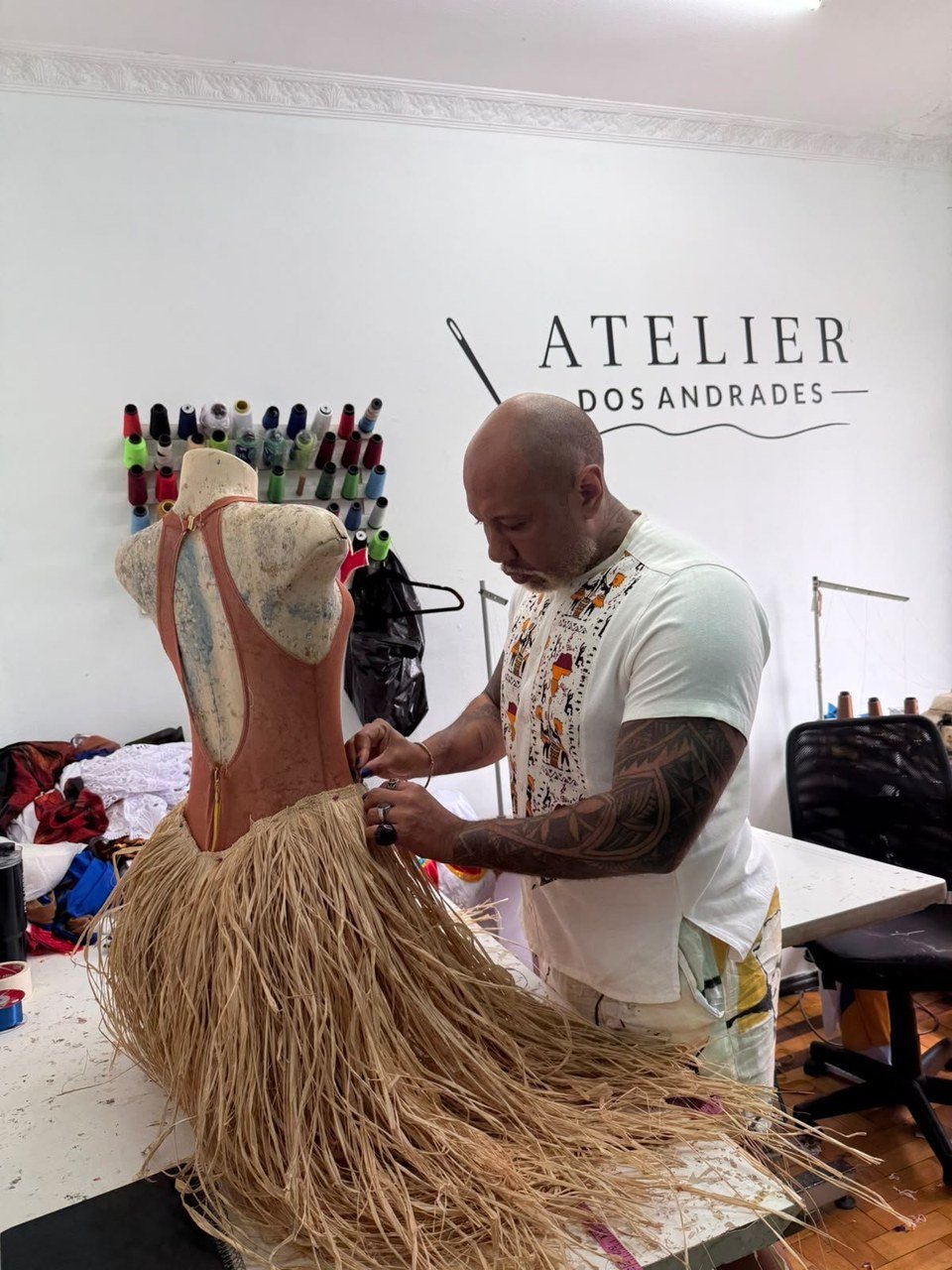 Daniel Zarmanno projeta Carnaval 2027 com criações exclusivas e aposta no trabalho artesanal à frente de seu ateliê