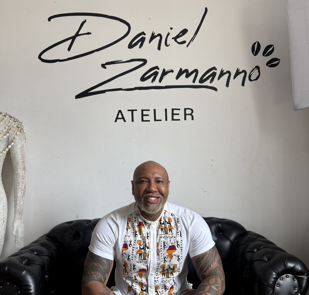 Daniel Zarmanno projeta Carnaval 2027 com criações exclusivas e aposta no trabalho artesanal à frente de seu ateliê