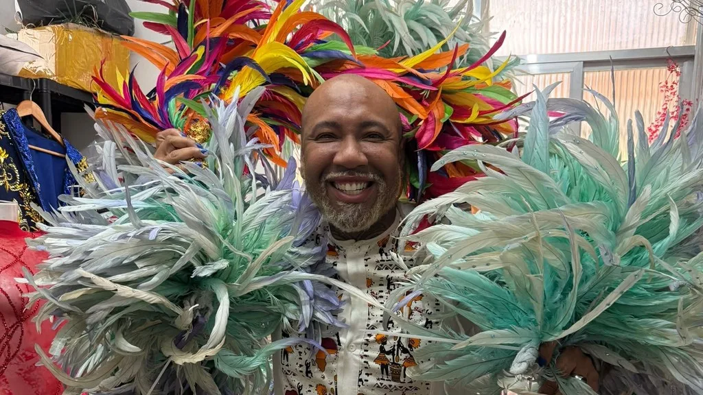 Daniel Zarmanno projeta Carnaval 2027 com criações exclusivas e aposta no trabalho artesanal à frente de seu ateliê