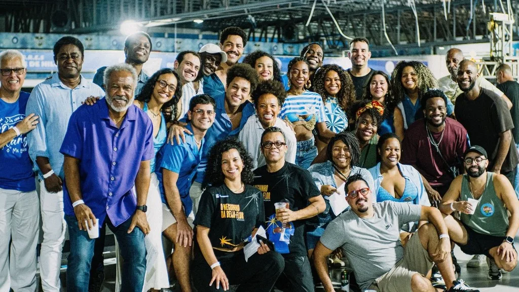 Elenco de musical sobre Neguinho da Beija-Flor prestigia ensaio da Azul e Branco de Nilópolis