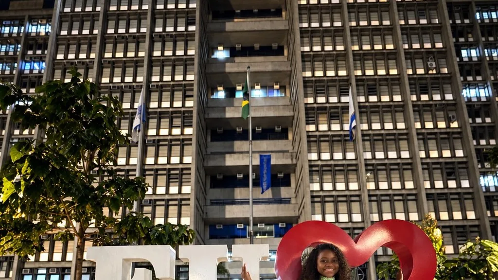 Maitê, musa Mirim da Mocidade, leva o samba para a UERJ