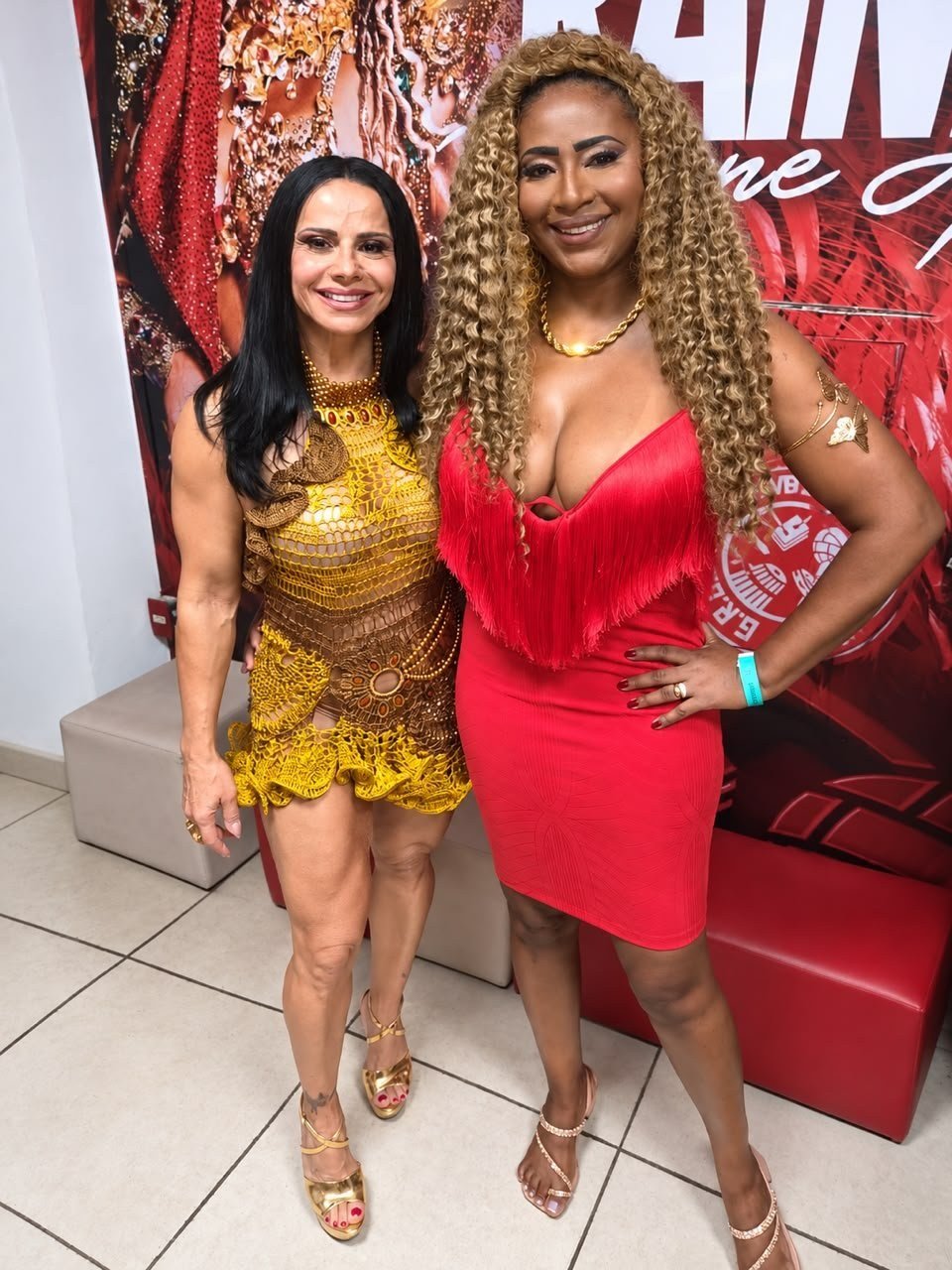 Musa Angel Vilas Boas cai no samba no Salgueiro ao lado da rainha Viviane Araújo