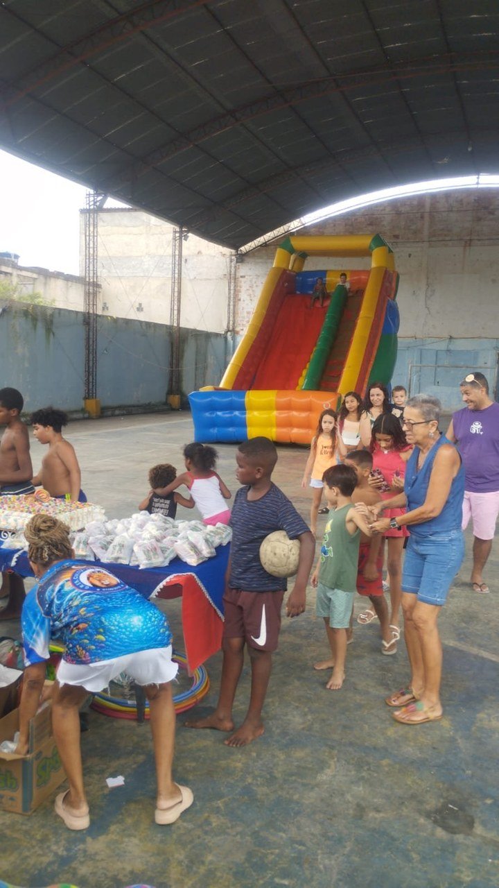 Novo Império realiza Festa das Crianças com distribuição de doces e brinquedos em Oswaldo Cruz