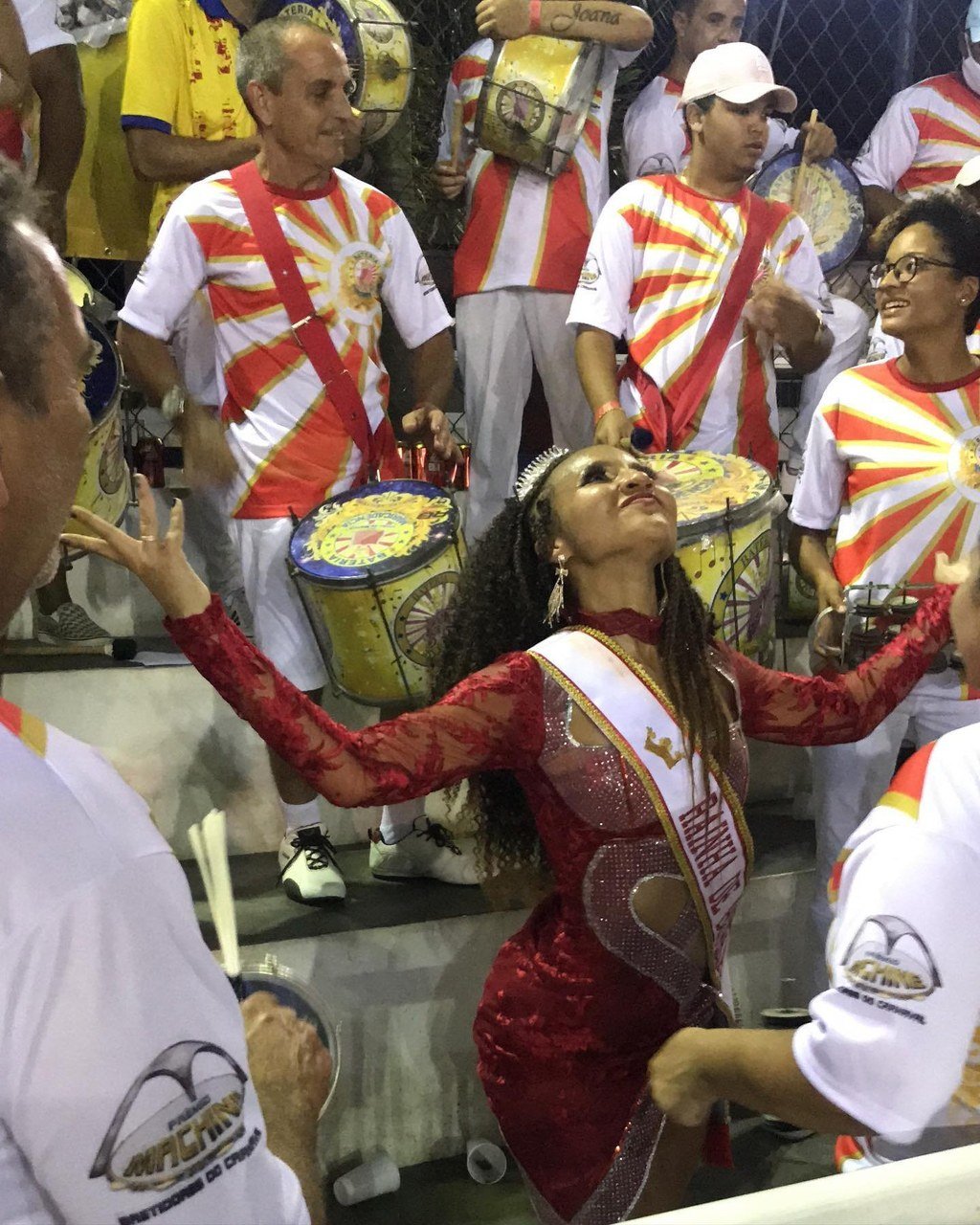 Rayane Dumont levará força da comunidade de Maricá ao Grupo Especial em 2027